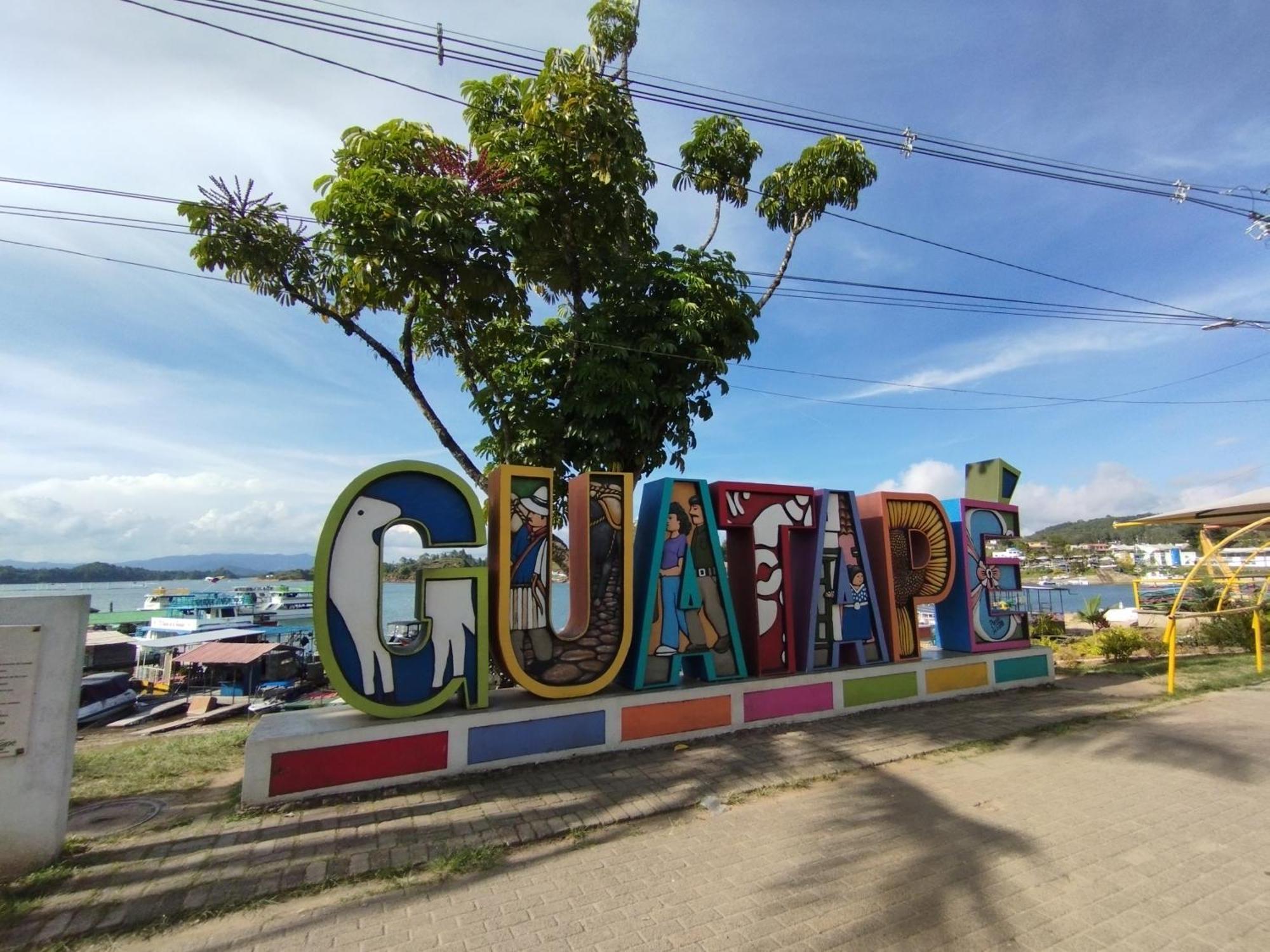 Aptos Plaza Principal, Con Y Sin Vista Al Embalse, Frente Autobus, A 8 Minutos De La Piedra Del Penol, Todo Cerca!!! Guatapé Екстериор снимка